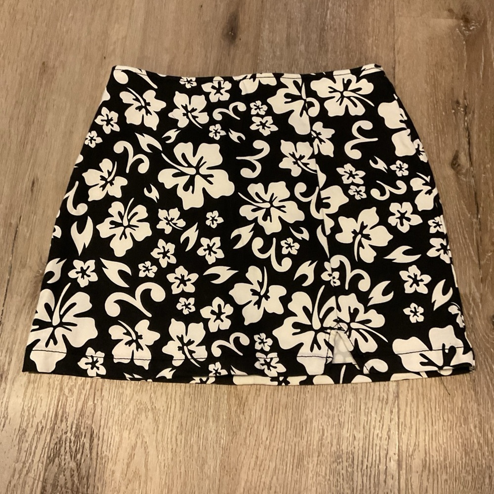 Wild Fable - Floral Black & White Ladies Skirt - Size 6